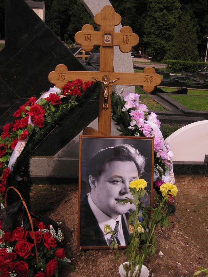 могила Вячеслава Невинного на Троекуровском кладбище в Москве  (фото Дмитрия Кондратьева)
