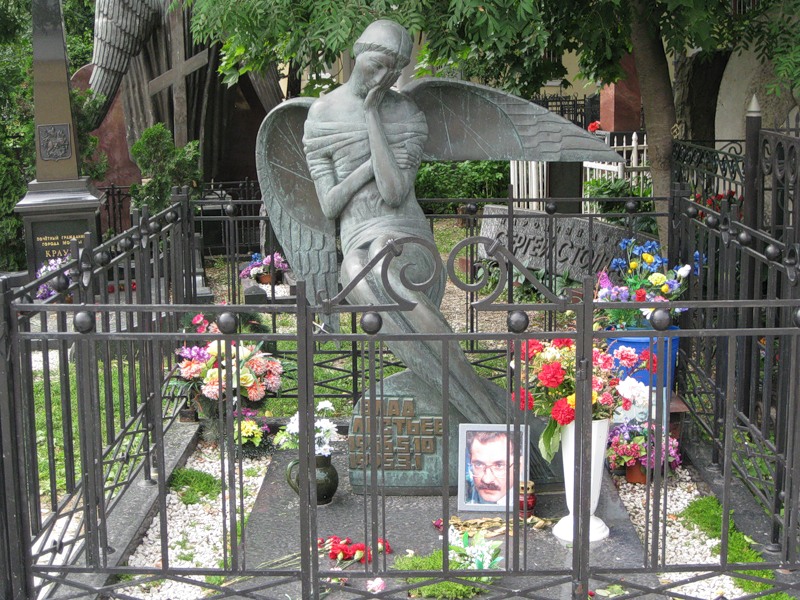 могила Влада Листьева на Ваганьковском кладбище в Москве ( фото Дмитрия Кондратьева)