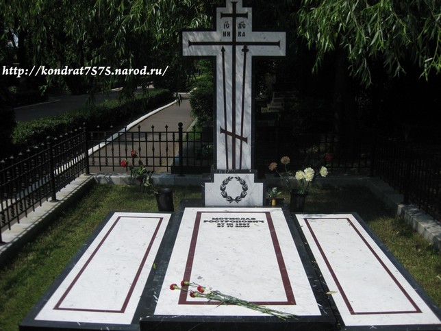 могила Мстислава Ростроповича на Новодевичем кладбище в Москве (фото Дмитрия Кондратьева)