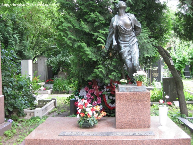 могила Зои Космодемьянской на Новодевичем кладбище в Москве ( фото Дмитрия Кондратьева)