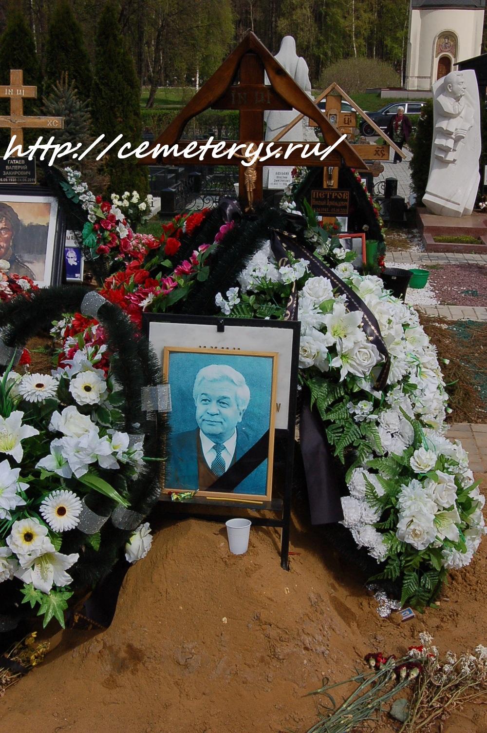 могила Владимира Ухина на Троекуровском кладбище в Москве (вид могилы до установки памятника)( фото Дмитрия Кондратьева)