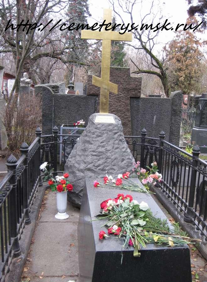 могила Н. В . Гоголя на Новодевичем кладбище в Москве (фото Дмитрия Кондратьева)