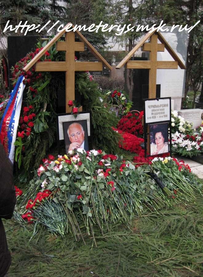могила Виктора Черномырдина и его жены на Новодевичем кладбище в Москве ( фото Дмитрия Кондратьева)