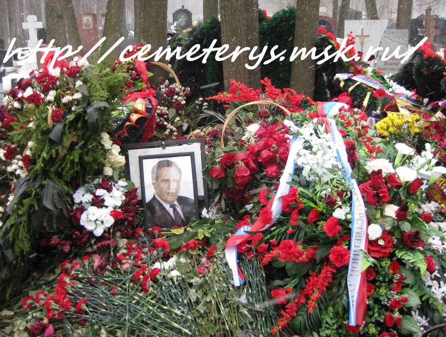 могила Виктора Илюхина на Троекуровском кладбище в Москве  (фото Дмитрия Кондратьева)