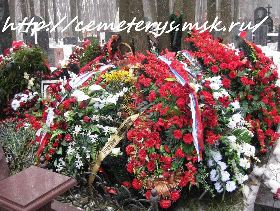 могила Виктора Илюхина на Троекуровском кладбище в Москве  (фото Дмитрия Кондратьева)