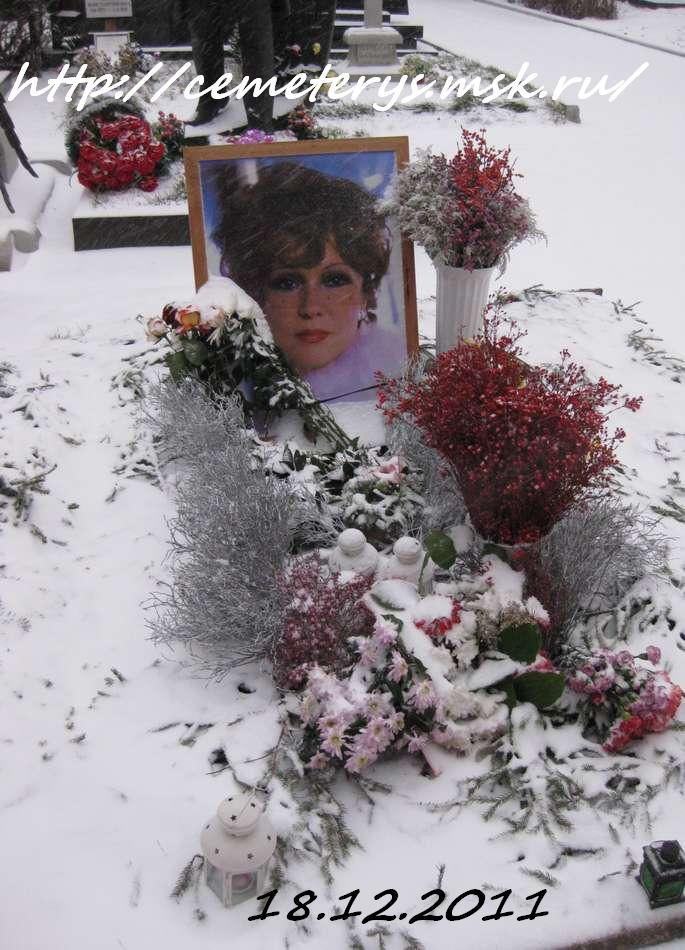 могила Людмилы Гурченко на Новодевичем кладбище в Москве (до установки памятника) ( фото Дмитрия Кондратьева)