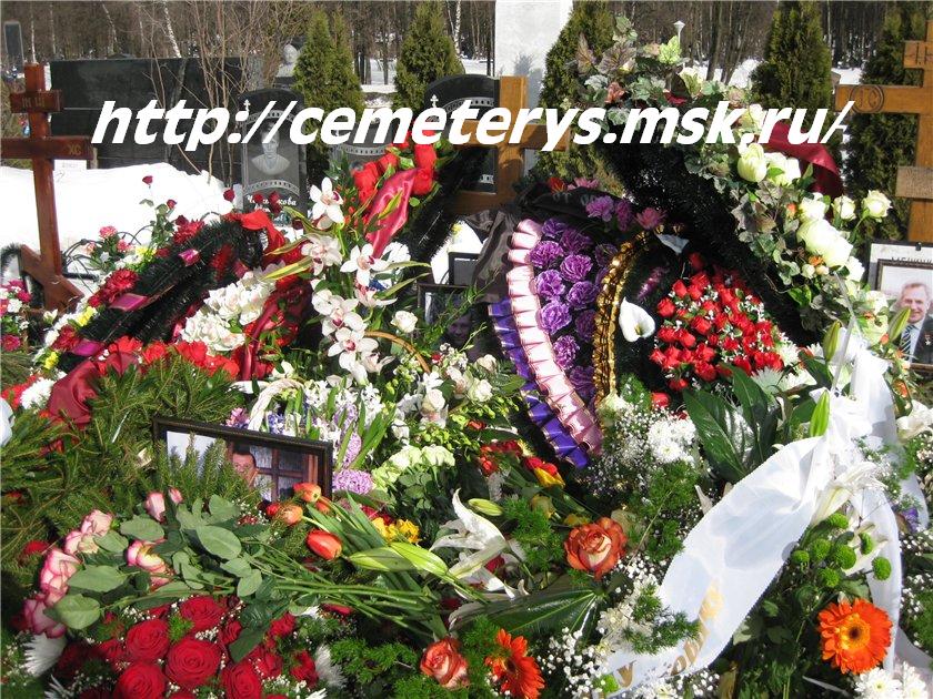фото могилы Владислава Галкина на Троекуровском кладбище в Москве ( фото Дмитрия Кондратьева )