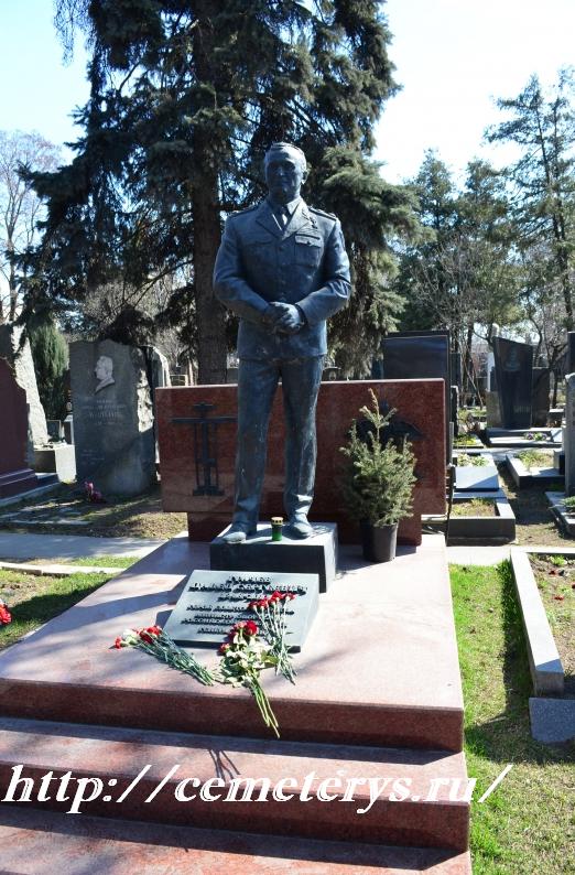 могила Павла Грачева на Новодевичем кладбище в Москве ( фото Дмитрия Кондратьева)