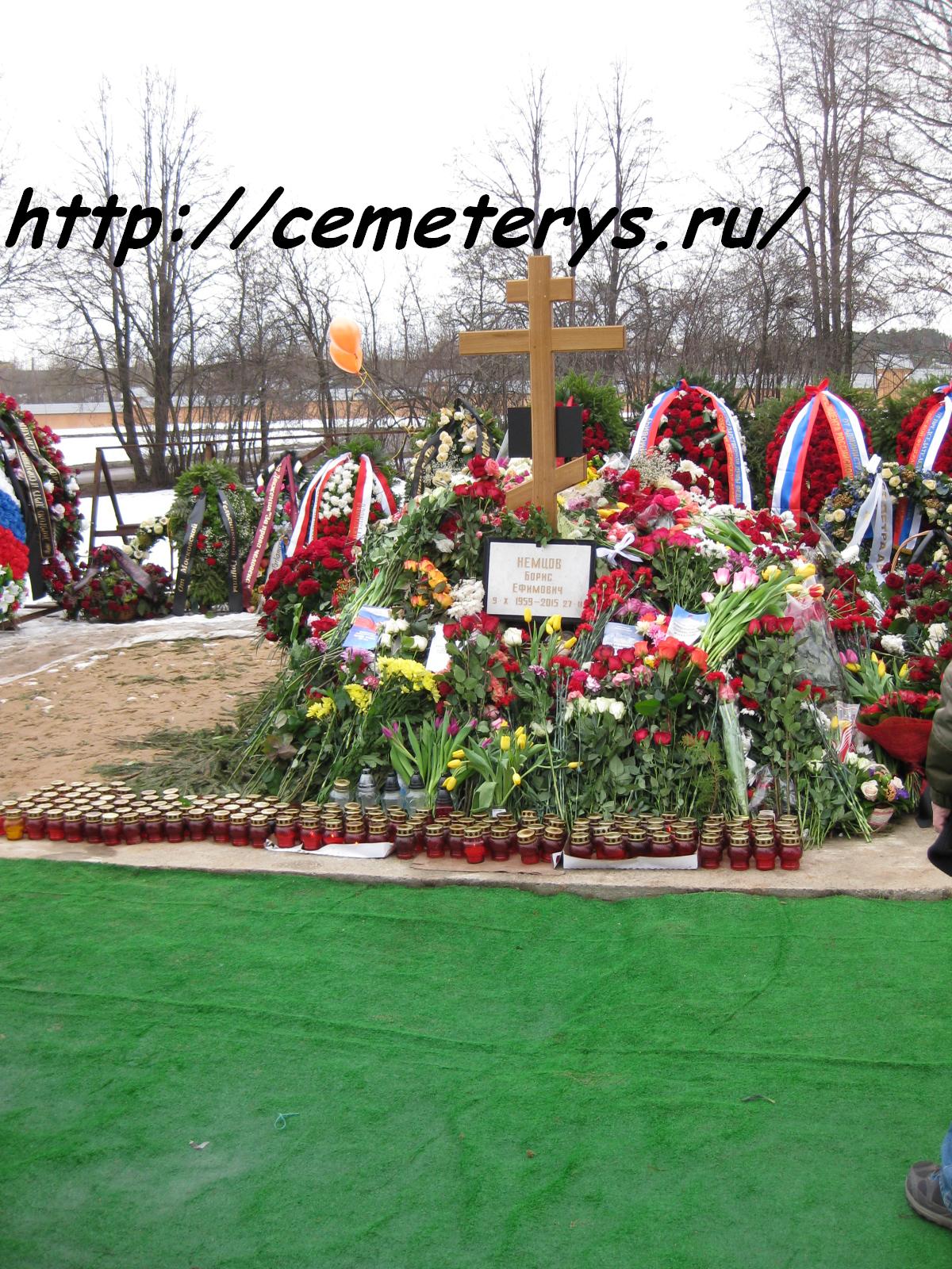 могила Бориса Немцова на Троекуровском кладбище в Москве ( фото Дмитрия Кондратьева)