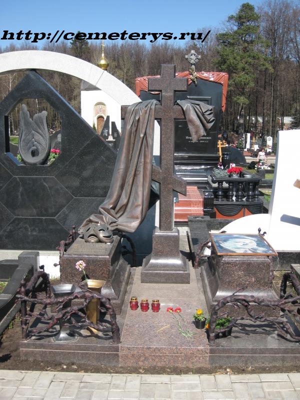 могила Вячеслава Невинного на Троекуровском кладбище в Москве ( фото Дмитрия Кондратьева)