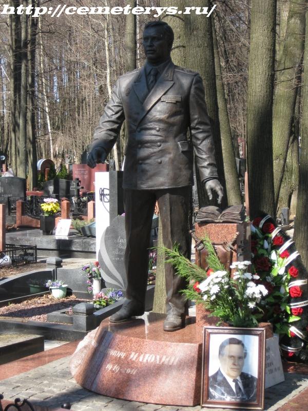 могила Виктора Илюхина на Троекуровском кладбище в Москве ( фото Дмитрия Кондратьева)