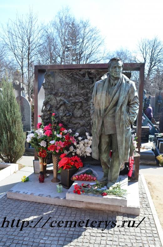 могила Вячеслава Тихонова на Новодевичем кладбище в Москве ( фото Дмитрия Кондратьева)